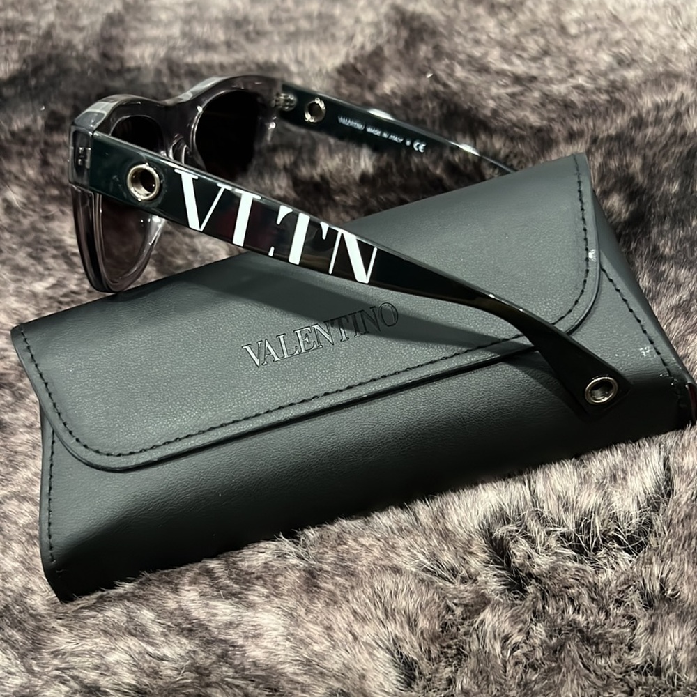 Oliver by Valentino
Wayfarer Gradient Sunglasses